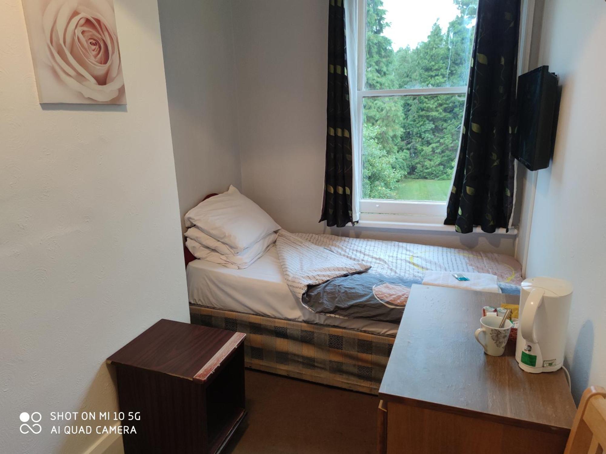 Sussex Lodge Guest House สลาว ภายนอก รูปภาพ