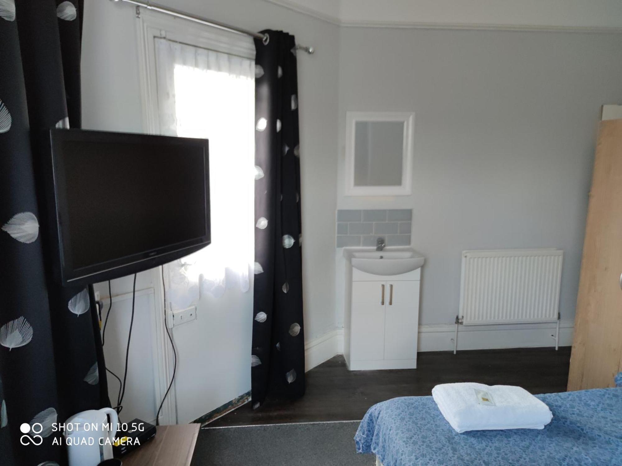 Sussex Lodge Guest House สลาว ภายนอก รูปภาพ